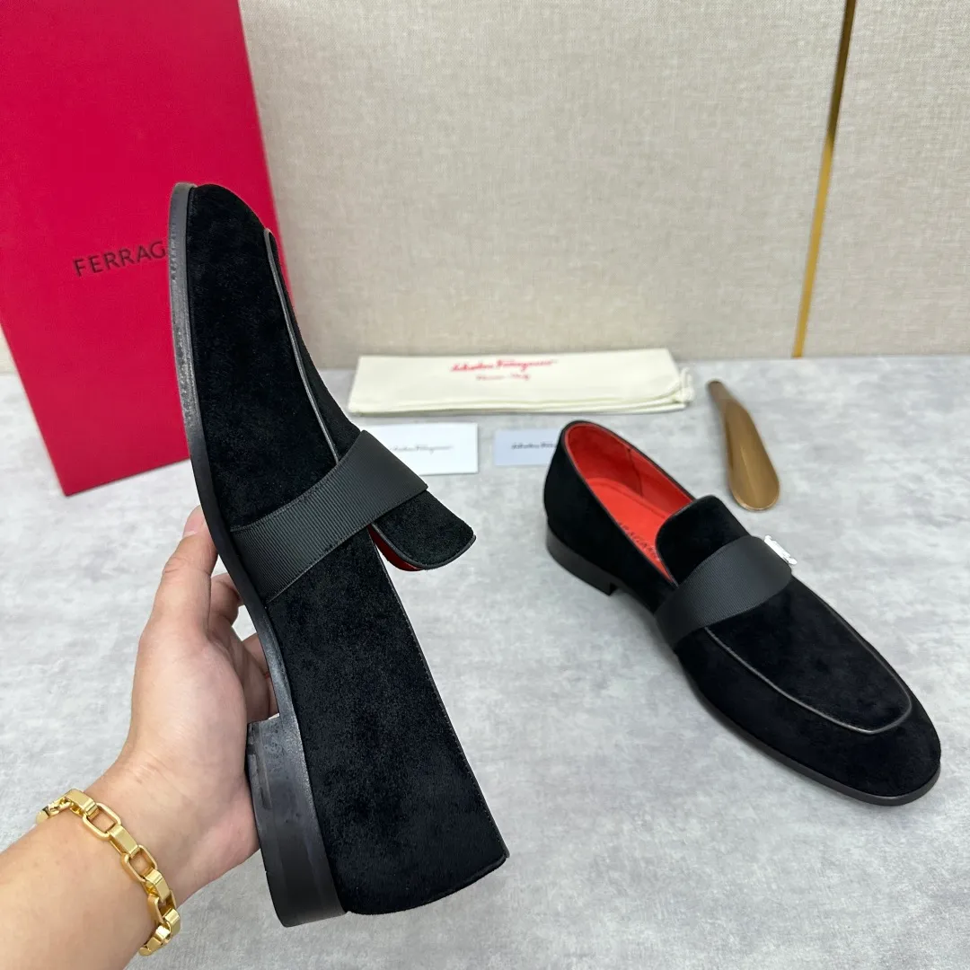 [Ferragamo] Top P: 960💰 Number of yards: 39~44 (38.45.46. Custom-made, non-refundable) Ferragamo** counters synchronize new models of men's loafers that can be worn casually or formally. The classic shape embodies the fashionable charm of formal wear, and the newly designed proportions are more modern. These loafers are made of imported open-edge beaded cowhide/fine calfskin/cow suede material. The upper is decorated with webbing, and the side is privately molded with silver Gancini buckles. The double stitching details add to the fashionable charm. Adopting a special "Original" structure and going through multiple processes, the soles are almost entirely handmade. Unique processing technology demonstrates exquisite craftsmanship. The original privately modeled genuine leather outsole is paired with a personalized rubber backing. It is comfortable, non-slip and wear-resistant. It can be worn as a slip-on. Exquisite hand-stitching. The workmanship is as fine as that of a store. The original color calfskin lining is sweat-absorbent, anti-odor, comfortable and breathable. The heel is also decorated with a rubber patch to perfectly improve the grip performance.